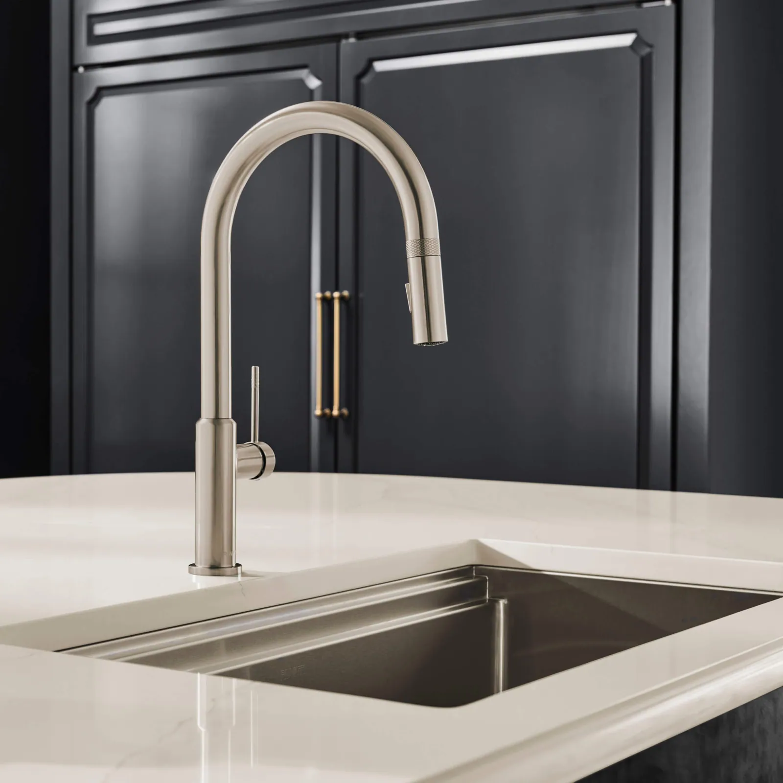Ruvati Vestia Single Handle Pull Down Kitchen Faucet Knurling Contemporary with Sprayer in Stainless Steel