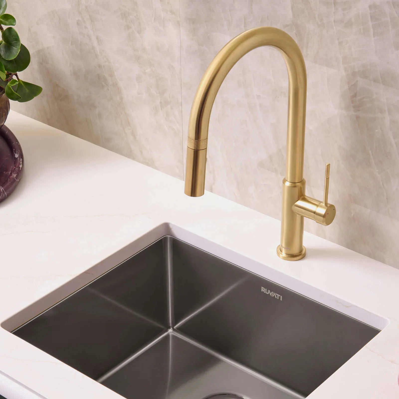 Ruvati Vestia Single Handle Pull Down Kitchen Faucet Knurled Modern Arc with Sprayer in Brushed Gold