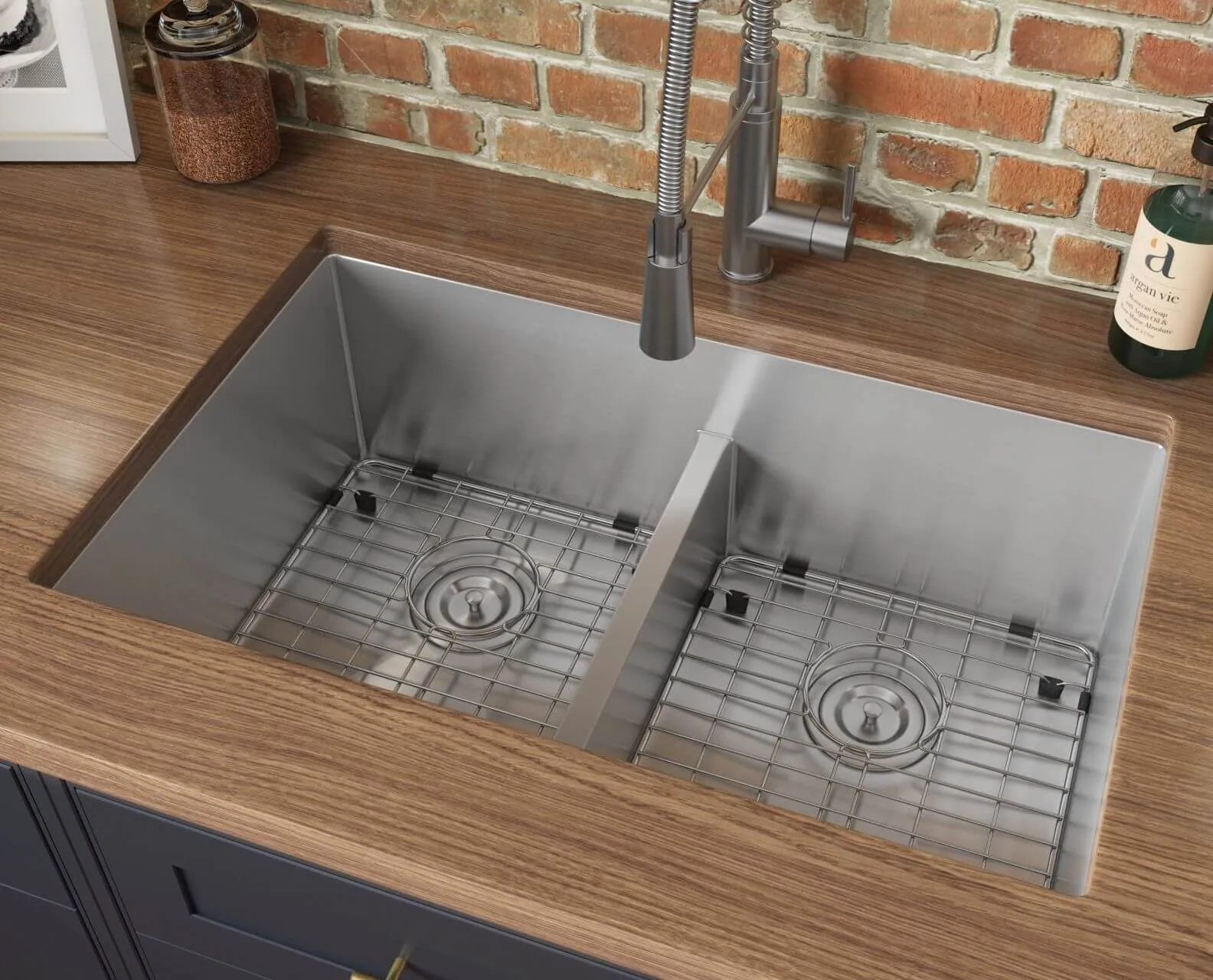 Ruvati 30-inch Low-Divide Undermount Rounded Corners 50/50 Double Bowl 16 Gauge Stainless Steel Kitchen Sink