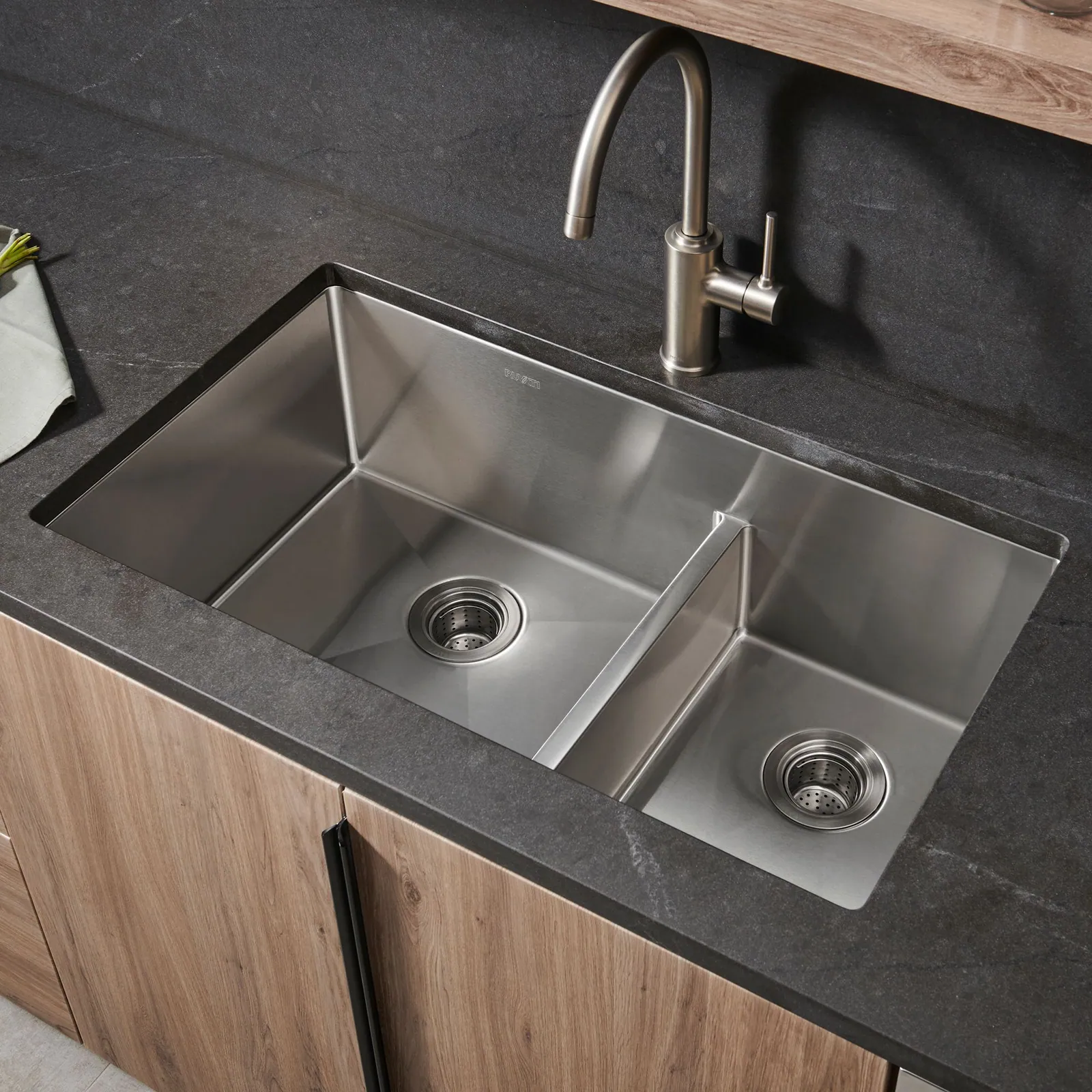 Ruvati 30-inch Low-Divide Undermount Rounded Corners 60/40 Double Bowl 16 Gauge Stainless Steel Kitchen Sink