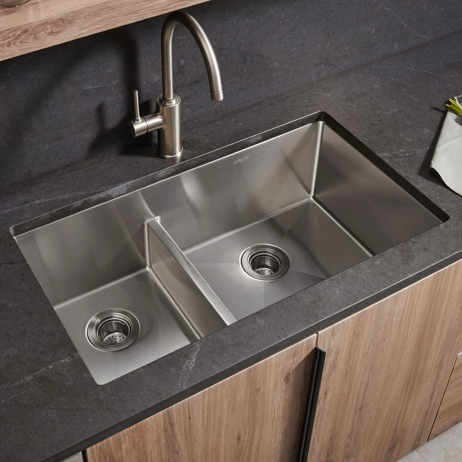 Ruvati 33-inch Low-Divide Undermount 40/60 Double Bowl 16 Gauge Rounded Corners Stainless Steel Kitchen Sink