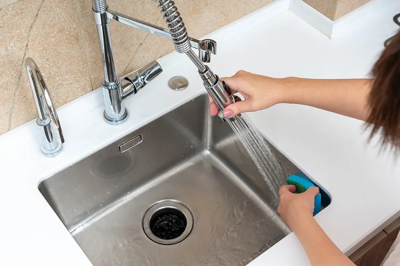 stainless-steel-cleaning-with-rub-water
