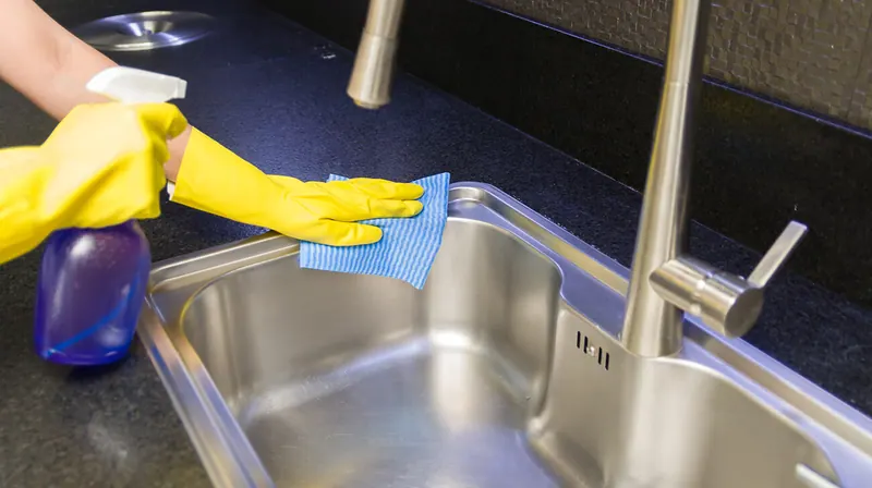 stainless-steel-cleaning-with-soft-towel